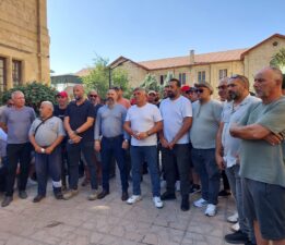 KOOP-SEN eylemi Başbakan Yardımcılığı önünde devam etti… Güröz: “Ne haklarımızı, ne de arkadaşlarımızı feda ederiz”