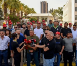 Koop-Sen’in süresiz grevi 7. gününde Turizm Bakanlığı önünde devam ediyor