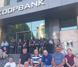 Koop-Sen’in süresiz grevi devam ediyor: Koopbank’ta da dayanışma amaçlı uyarı grevi yapılıyor
