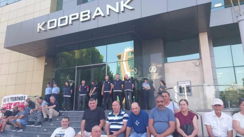 Koop-Sen’in süresiz grevi devam ediyor: Koopbank’ta da dayanışma amaçlı uyarı grevi yapılıyor